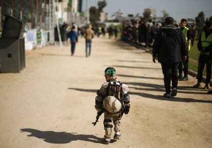 Un niño palestino vestido con un traje militar en la ceremonia de graduación de los jóvenes palestinos que han sido entrenados en uno de los campamentos de liberación dirigidos por Hamas, en Gaza.