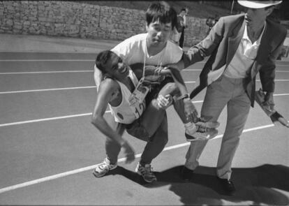 Hussain Haleen, corredor de Maldivas, es atendido por un técnico y José Manuel Abascal, director de la carrera. Llegó penúltimo en el maratón de Barcelona 1992 con un margen de tiempo de una hora respecto al campeón, el coreano Young-Cho Hwang.