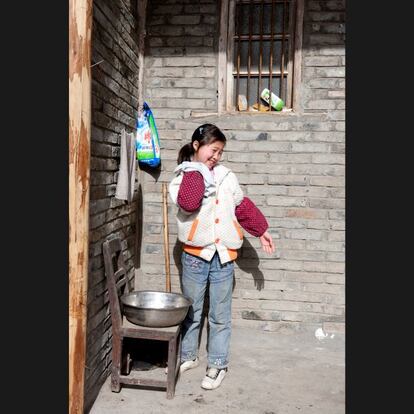 Durante meses, después del terremoto de Sichaun (China), en 2008, Luo Yiyun cogía agua para su familia. “Tenía que agacharme junto al pozo. Normalmente tardaba una media hora en llenar el cubo. Pero a veces había poca agua y tardaba más. Podía ver residuos negros en el agua”, recuerda. El terremoto destruyó las casas de su pueblo, así como la red de tuberías. “Había más agua en el pozo por la noche, así que mis padres estaban despiertos hasta medianoche para recogerla. Yo usaba un cuenco para lavarme la cara y los pies. Solo podía bañarme una vez a la semana”.