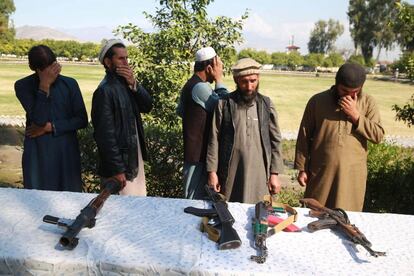 Excombatientes talibanes entregan sus armas este domingo en Jalalabad.  