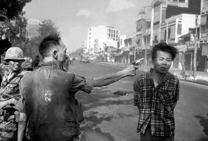 El general Nguyen Ngoc Loan dispara en la cabeza a un sospechoso de pertenecer al Viet Cong, en una calle de Saig&oacute;n.