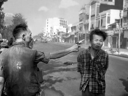 El general Nguyen Ngoc Loan dispara en la cabeza a un sospechoso de pertenecer al Viet Cong, en una calle de Saig&oacute;n.