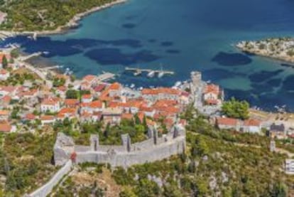 Vista de Dubrovnik, con la muralla en primer término.