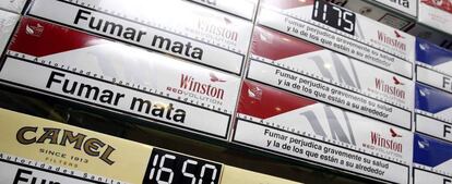 En la imagen, diversas marcas de tabaco con sus precios en un estanco de Las Palmas de Gran Canaria. 