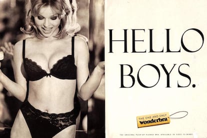 1."Hola, chicos". De la campaña protagonizada por Eva Herzigová para Wonderbra en 1994 se dijo que, literalmente, conseguía parar el tráfico. Considerada la valla publicitaria más icónica de todos los tiempos, su mensaje sexista en 2018 no se libraría de críticas.