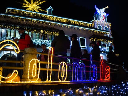 Personas caminan entre los adornos de Navidad de Monserrate, en diciembre de 2022.