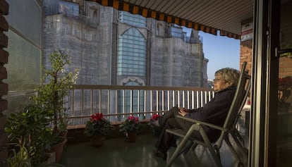 Paquita contempla la Sagrada Família des del seu pis, al carrer de Mallorca, a l'altura on el temple vol construir una volada.