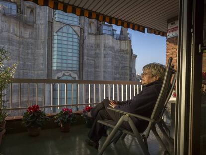 Paquita contempla la Sagrada Familia desde su piso, en la calle de Mallorca, a la altura donde el templo quiere construir un voladizo.