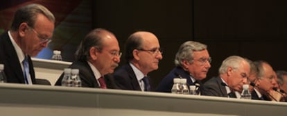 Isidre Fainé (La Caixa), Luis del Rivero (Sacyr) y Antonio Brufau, de izquierda a derecha, junto a otros consejeros en la junta de Repsol.