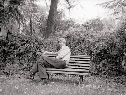 Juan Benet, writer The writer sat on the bench of a park.  (Photo by Sigfrid Casals/Cover/Getty Images)