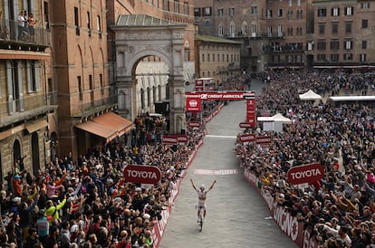 Tadej Pogacar celebra su triunfo en la Strade Bianche 2025 este sábado.