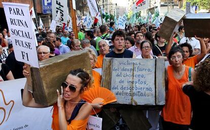 Asociaciones de la dependencia protestaron por los recortes el viernes ante la Generalitat, la Delegación del Gobierno y la sede de Avapsa, en la calle de Colón, en Valencia.