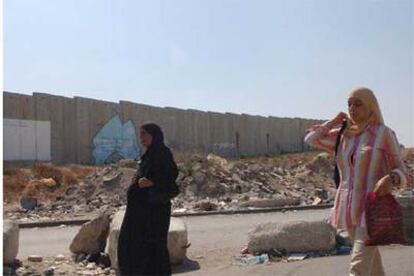 Dos mujeres palestinas se dirigen hacia el paso para llegar a la ciudad de Ramala.