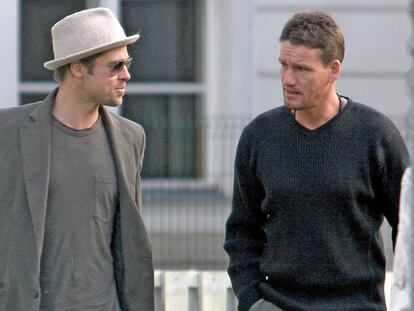 Brad Pitt y su entonces guardaespaldas, Mark Billingham, en 2007.