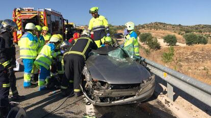 Bomberos y sanitarios del Summa rescatan al herido grave en la M-317.