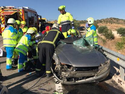 Bomberos y sanitarios del Summa rescatan al herido grave en la M-317.