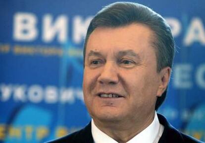 El líder opositor, Víctor Yanukóvich, sonríe durante una rueda de prensa hoy en Kiev