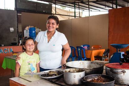 Ashley y su abuela en el restaurante.