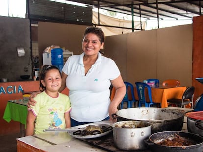 Ashley y su abuela en el restaurante.