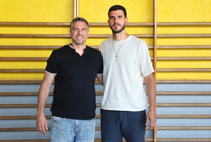 El responsable de expansión de los campus Gigantes y exjugador Sergio Sánchez (a la izquierda) junto al alero de Movistar Estudiantes Sergio Rodríguez.