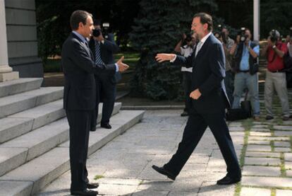 José Luis Rodríguez Zapatero recibe a Mariano Rajoy en La Moncloa el 23 de julio de 2008.