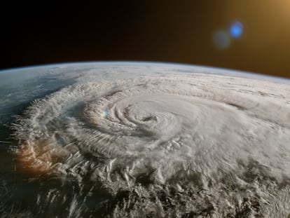 Imagen de satélite de una tormenta tropical-huracán, ciclón o tifón.