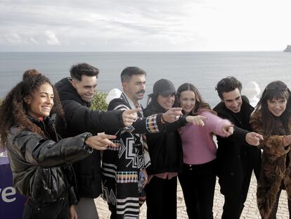 Los participantes en la segunda semifinal del Benidorm Fest, en un posado en la ciudad alicantina este lunes.