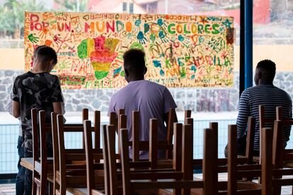 Unos jóvenes en un centro de acogida de menores inmigrantes en Gran Canaria, el pasado noviembre.