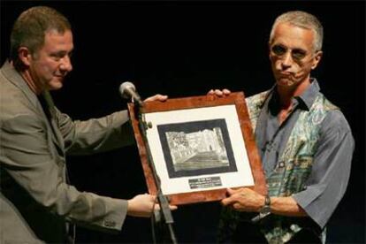 El director del Festival, Miguel Martín, entregando el premio al galardonado músico Keith Jarrett.