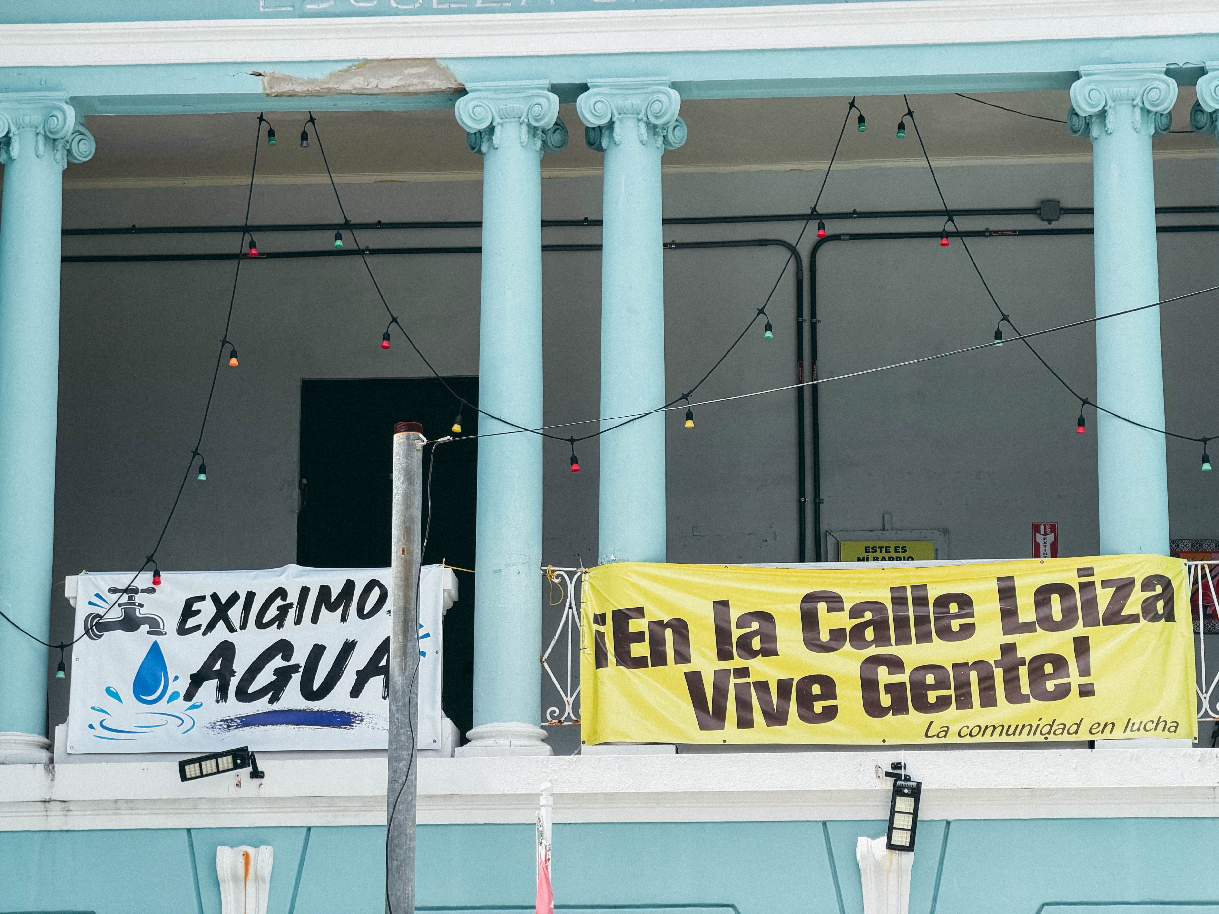 Vecinos colocan pancartas en protesta por la falta de agua en Santurce, San Juan, Puerto Rico.