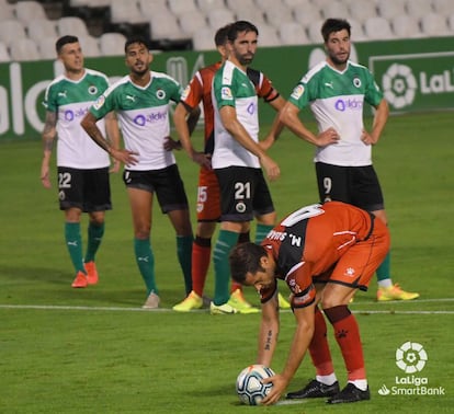 Mario Suárez, a punto de tirar este lunes el penalti contra el Racing.