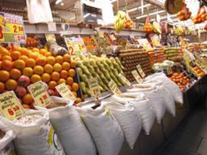 Vista de algunos de los productos que se ofrecen en una frutería de un mercado madrileño. EFE/Archivo