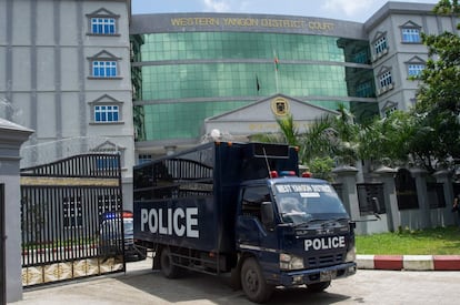 Than Than Ei finalmente consiguió escapar de la casa y su tío, Myo Oo, presentó cargos de intento de asesinato contra la familia en julio de 2015. Un miembro de la familia fue detenido, pero no se hizo nada más durante un año. En las últimas semanas detuvieron a tres implicados más. En la imagen, un furgón policial traslada a seis miembros de la familia de Myanmar que abusó de las niñas durante cinco años en una sastrería, abandona el edificio de la corte de Yangon tras el juicio por tráfico de personas.