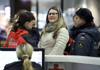 Les restes han estat trobades a la zona de Hasana, al sud d'Al-Arix (Egipte), en una zona muntanyosa. A la imatge, familiars a l'aeroport de Sant Petersburg (Rússia).