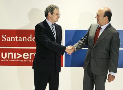 César Alierta, a la izquierda, saluda a Emilio Botín tras la firma del acuerdo.