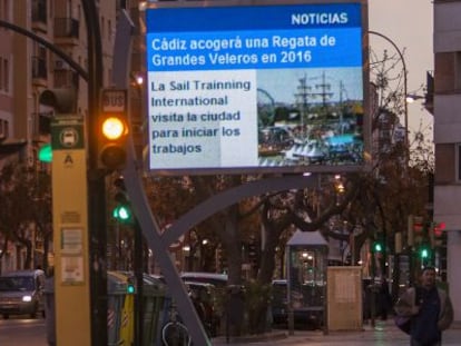 Una de las pantallas publicitarias del Ayuntamiento de Cádiz.