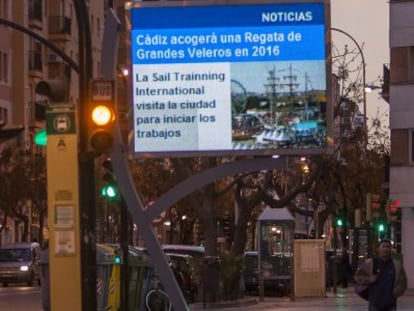 Una de las pantallas publicitarias del Ayuntamiento de C&aacute;diz.