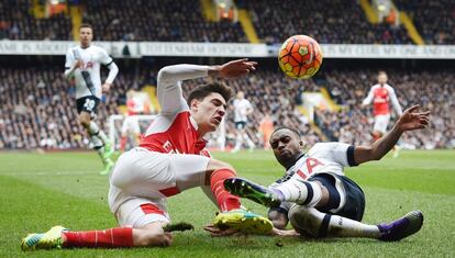 Bellerín pugna por el balón ante Rose, del Tottenham.