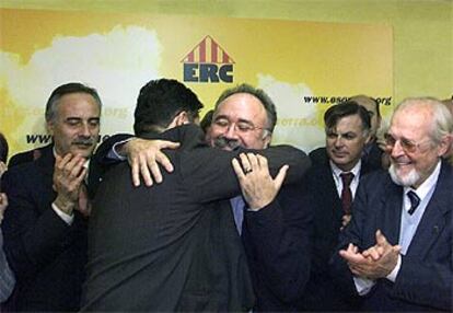 Josep Lluís Carod, en el centro, se abraza con Joan Puigcercós ante otros dirigentes de ERC.