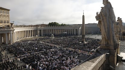 La plaza de San Pedro del Vaticano, momentos antes de arrancar el funeral del papa Francisco. 