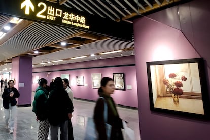 Más de un millón de viajeros del metro de Shanghái podrán contemplar las obras del pintor Antonio López y de otros grandes maestros del realismo español gracias a una exposición inaugurada ayer de la mano de la Biblioteca Miguel de Cervantes.