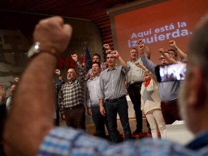 Pedro Sánchez canta "La Internacional" junto a sindicalistas de UGT afines a su candidatura en las primarias del PSOE