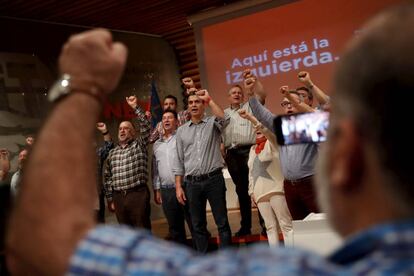 Pedro Sánchez canta "La Internacional" junto a sindicalistas de UGT afines a su candidatura en las primarias del PSOE