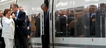 La alcaldesa de Valencia, Rita Barberá, y el presidente de la Generalitat valenciana, Francisco Camps, se marcan un baile tras bajar del AVE, que ha realizado hoy su primer viaje en pruebas con pasajeros. Detrás de ellos, el ministro de Fomento, José Blanco.