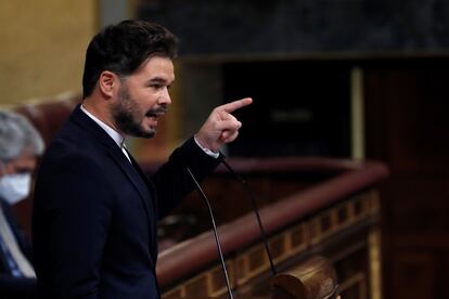 El portavoz de ERC, Gabriel Rufián, durante su intervención en el pleno del Congreso que este jueves debate y vota la prórroga del estado de alarma durante seis meses. EFE/ Zipi