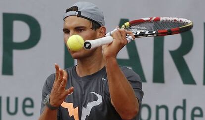 Rafael Nadal, durante un entrenamiento en Par&iacute;s. 