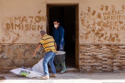 Mensaje contra el presidente de la Generalitat valenciana, Carlos Mazn, en la fachada de un edificio de la localidad valenciana de Massanassa.