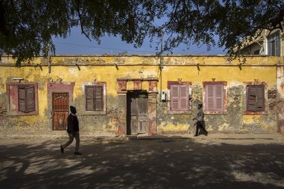 Casa baja del siglo XIX representativa de su tipo. Los encuadres de las ventanas y puertas y los colores pastel se mantienen conformes al original pero bastante deteriorado por el paso del tiempo.