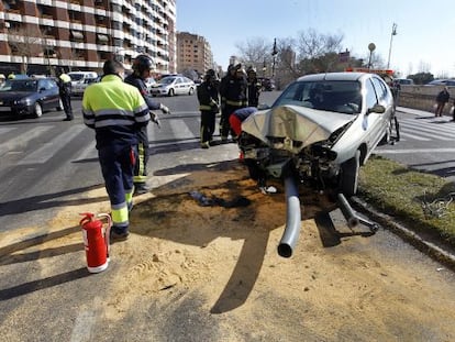 Uno de los vehículos destrozó un semáforo tras la colisión.