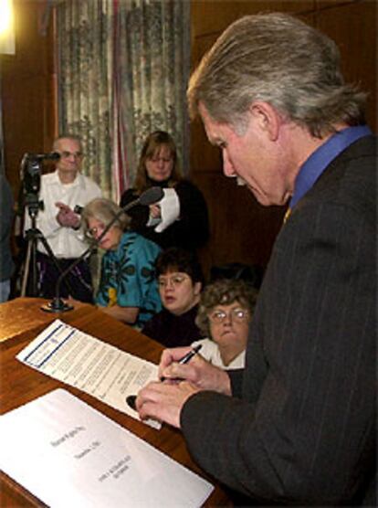 John Kitzhaber, durante la lectura de la declaración oficial.